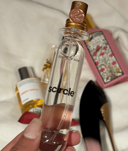 Customer with Scircle bottle